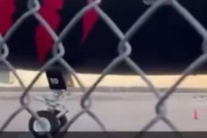 太搞了！网友恶搞：猛龙队在G2结束后把英格拉姆留在了克城！