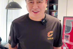 哈哈，笑死！大史拜火箭登和篮网登球衣：明天骑士必胜猛龙