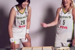 氛围真是不错李月汝和队友佩奇PK井字棋~