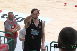 博班在欧洲联赛与球迷爆发口角冲突，东契奇父亲赶忙上前拦住